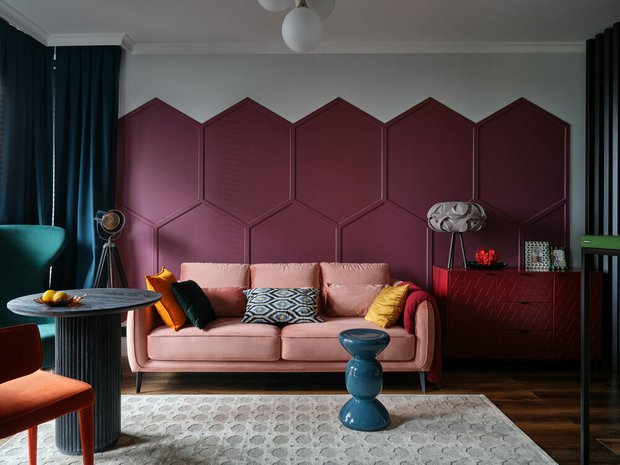 Элегантный диван Amsterdam представлен в сером, синем, коричневом, розовом и бежевом оттенках. Имеет сдержанный дизайн и комфортную посадку. В основе каркаса — брус хвойных пород, что обеспечивает надежность и долгий срок службы.