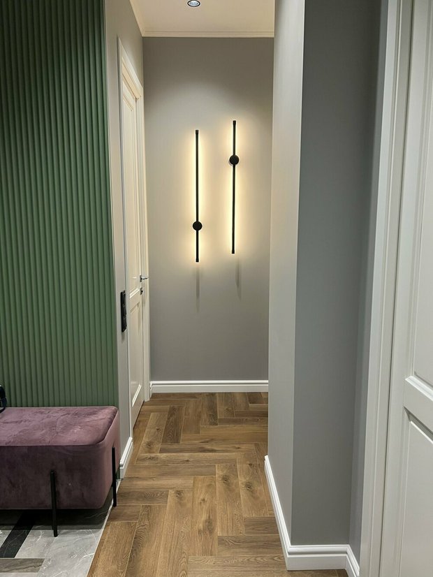 Укладку кварцвинила мастера выполнили способом «французская елка». Он монтировался на замках поверх подложки, но в местах примыкания с керамогранитом кварцвинил для надежности приклеили к основанию на клей, чтобы на стыке была жесткая фиксация.