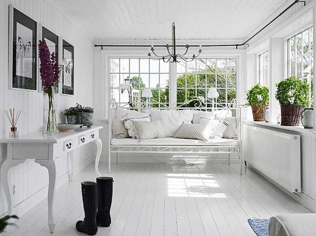 Фотография: Гостиная в стиле Прованс и Кантри, Классический, Скандинавский, Дом, Швеция, Белый, Дача, Бежевый, Дом и дача – фото на INMYROOM