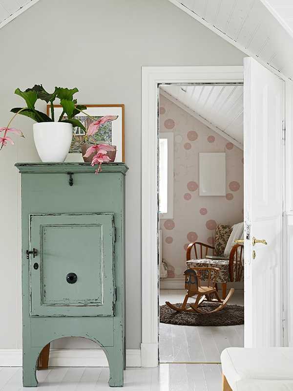 Фотография: Спальня в стиле Прованс и Кантри, Классический, Скандинавский, Дом, Швеция, Белый, Дача, Бежевый, Дом и дача – фото на INMYROOM