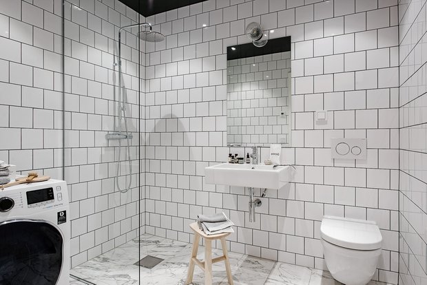 Фотография: Ванная в стиле Лофт, Декор интерьера, Швеция, Белый, Черный, Стокгольм, 2 комнаты, 40-60 метров – фото на INMYROOM