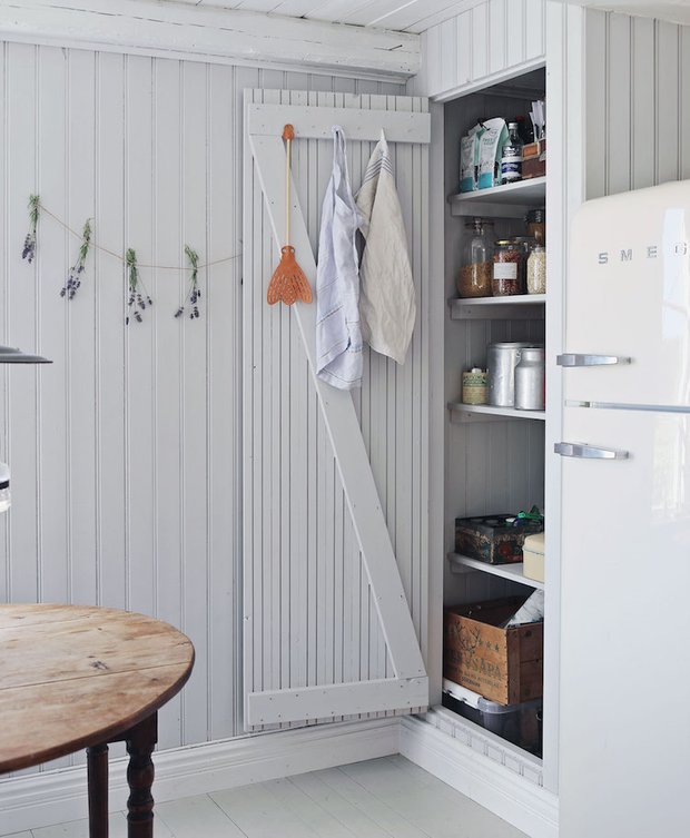 Фотография: Кухня и столовая в стиле Прованс и Кантри, Декор интерьера, Дом, Швеция, Дача, Розовый, как оформить летний дом – фото на INMYROOM