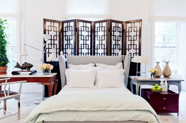 Фотография: Спальня в стиле Восточный, Эклектика, Скандинавский, Аксессуары, Интерьер комнат, Декор, Мебель и свет, Цвет в интерьере, Советы, Белый, Минимализм, Светильники, Зеркало, Подсветка – фото на INMYROOM