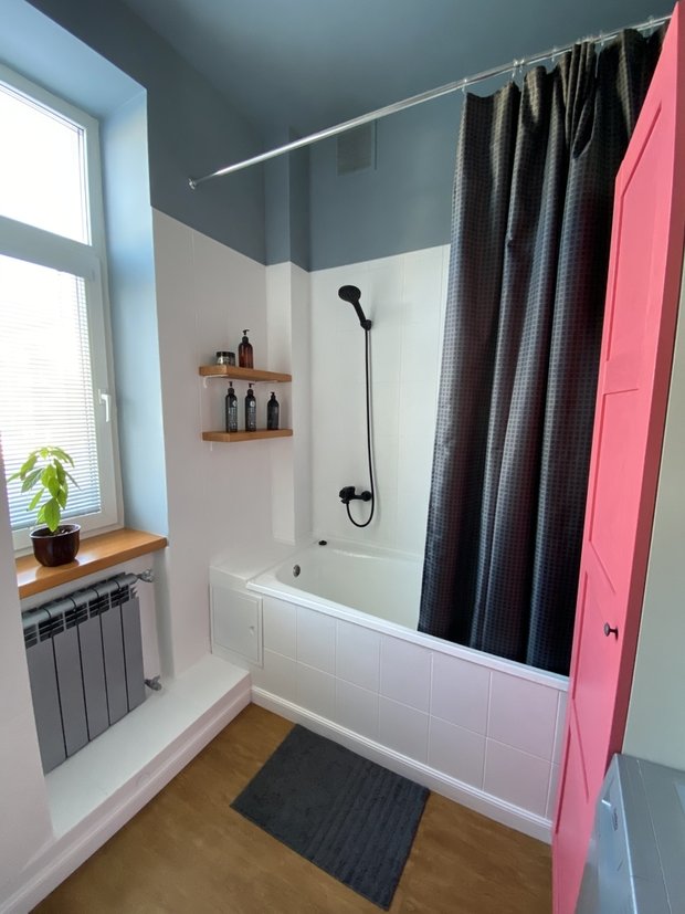 Батарею покрасили баллончиком, полки муж сделал сам.