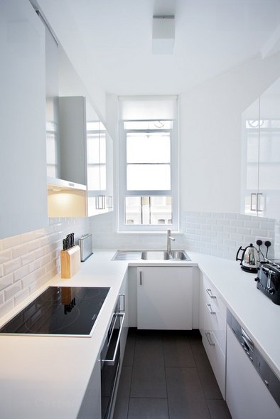 Фотография: в стиле , Кухня и столовая, Советы, планировка узкой кухни в хрущевке, дизайн узкой кухни, обустройство узкой кухни, мебель для узкой кухни, сценарии освещения для узкой кухни – фото на INMYROOM