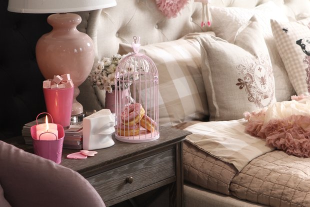 Фотография: Аксессуары в стиле Прованс и Кантри, Декор интерьера, DIY, Декор, Мебель и свет, Советы, Красный, Розовый, Curations Limited, Татьяна Ефимчук, декор интерьера к 14 февраля, декор спальни ко Дню Святого Валентина, идеи декора ко Дню всех влюбленных, декор стола, декор спальни – фото на INMYROOM