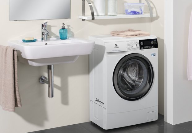 Фотография: Ванная в стиле Минимализм, AEG, Советы, Ремонт на практике, дизайн маленькой ванны, как оформить маленькую ванную, Electroluх – фото на INMYROOM