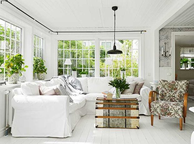 Фотография: Гостиная в стиле Прованс и Кантри, Классический, Скандинавский, Дом, Швеция, Белый, Дача, Бежевый, Дом и дача – фото на INMYROOM