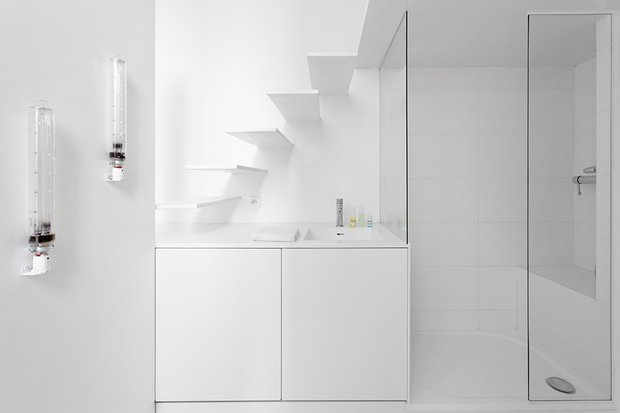 Фотография: Ванная в стиле Современный, Малогабаритная квартира, Квартира, Цвет в интерьере, Дома и квартиры, Белый – фото на INMYROOM