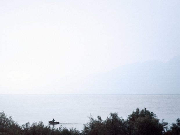 Фотография: Спальня в стиле Современный, Дом, Белый, Минимализм, Серый, Коричневый, Мексика, Дом и дача, земляной дом – фото на INMYROOM