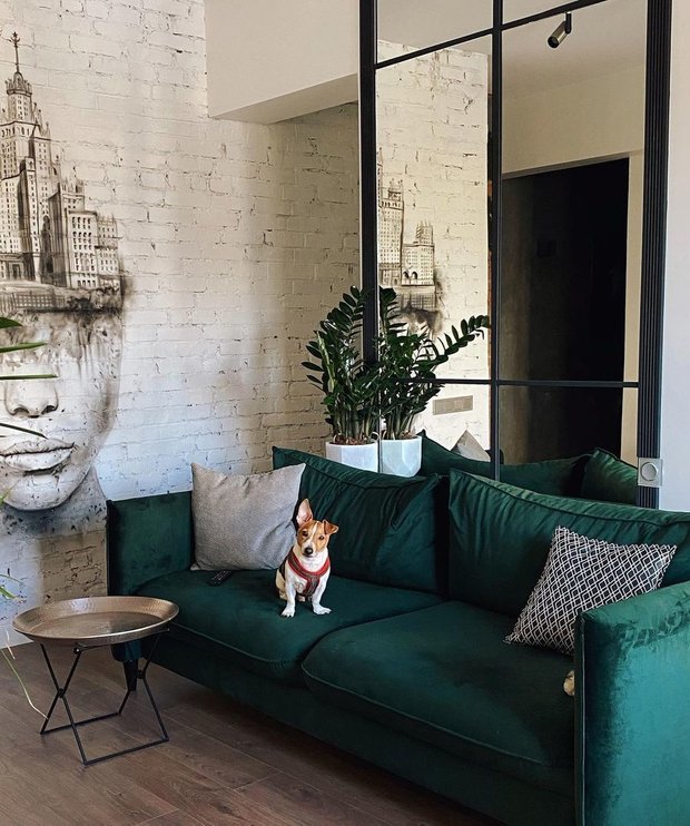 Самодельная зеркальная стена: зеркало — 3950 рублей, доставка — 1500 рублей, европласт (рама) — 2000 рублей, клей, рейки, краска — 1000 рублей.