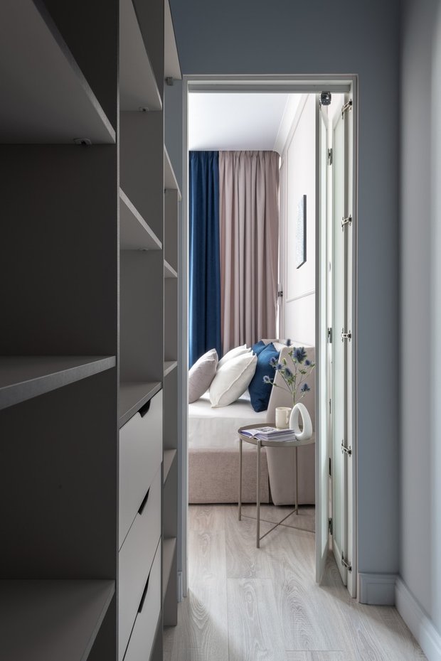 В спальне и гостиной сделаны отдельные гардеробные, в них ведут удобные двери, которые не занимают много места, внутри все достаточно лаконично и продуманно.