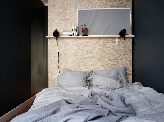 Фотография: Спальня в стиле Минимализм, Декор интерьера, Малогабаритная квартира, Квартира, Швеция, Стокгольм, дизайн-хаки, идеи для малогабаритки, 2 комнаты – фото на INMYROOM