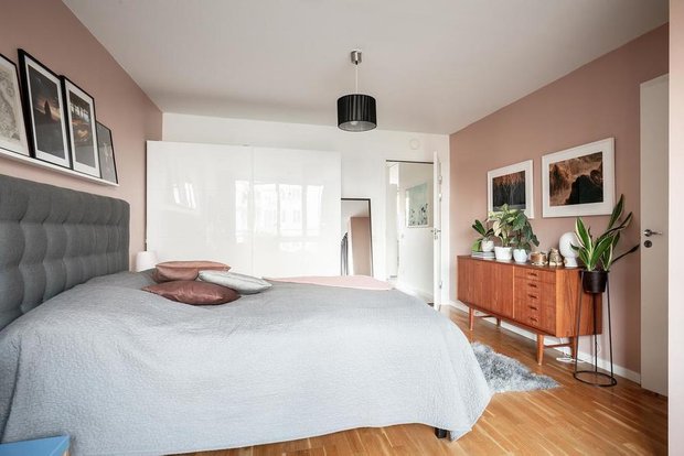 Фотография: Спальня в стиле Скандинавский, Классический, Декор интерьера, Квартира, Швеция, Белый, Красный, Серый, 2 комнаты, Более 90 метров – фото на INMYROOM