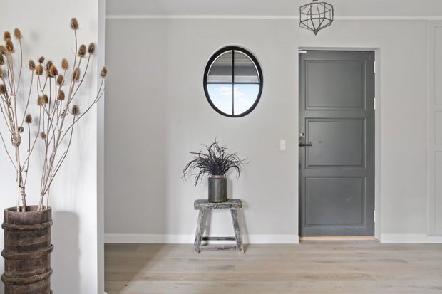 Фотография: Прихожая в стиле Минимализм, Скандинавский, Современный, Дом, Белый, Серый, Коричневый, Дом и дача – фото на INMYROOM