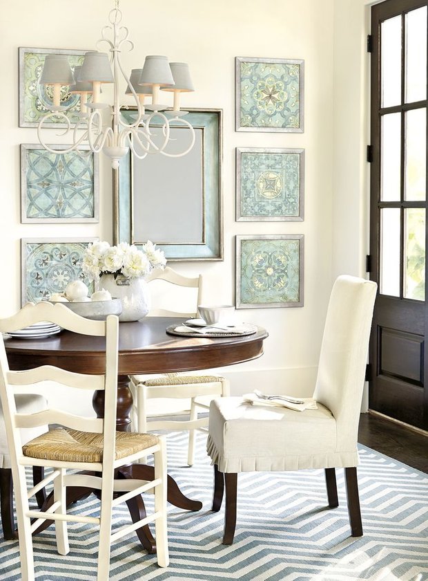 Фотография: Кухня и столовая в стиле Прованс и Кантри, Декор интерьера, Малогабаритная квартира, Мебель и свет, Советы, Стены, Зеркало, Окна – фото на INMYROOM