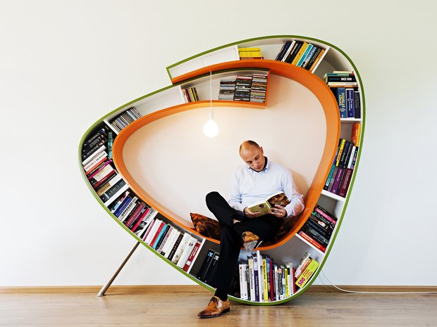 Фотография:  в стиле , Советы, идеи для малогабариток, как разместить книги в интерьере, хранение книг в небольшой квартире – фото на INMYROOM