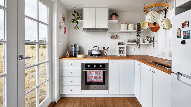 Фотография: Кухня и столовая в стиле Скандинавский, Дом, Австралия, Дом и дача, 2 комнаты, до 40 метров – фото на INMYROOM