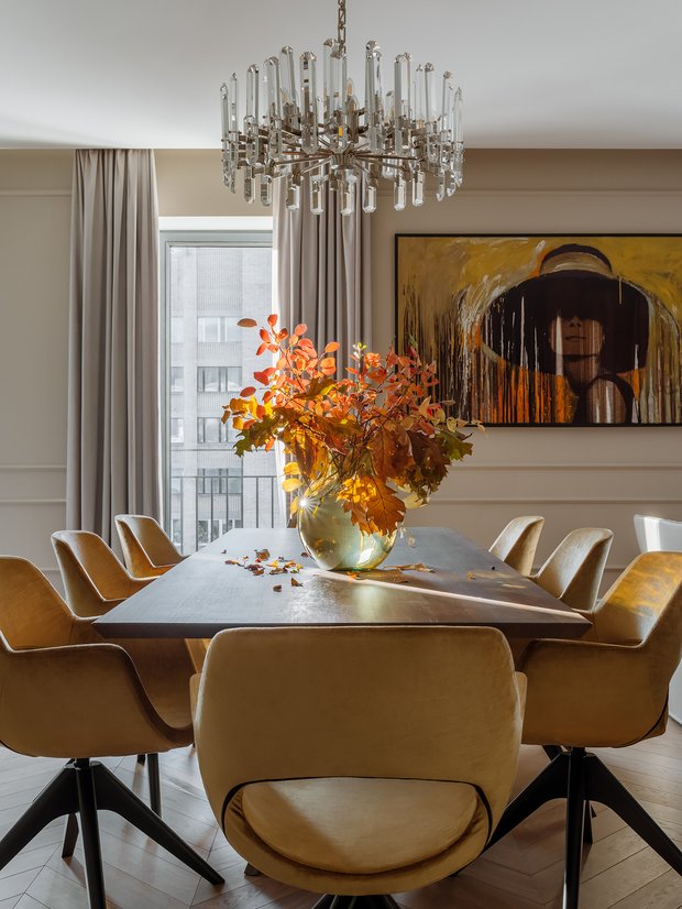 Получившийся обволакивающий интерьер удачно дополнили картины Ольги Шагиной.