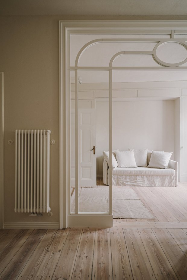 Фотография: Гостиная в стиле Скандинавский, Эклектика, Классический, Декор интерьера, Квартира, Белый, Зеленый, Бежевый, Польша, 3 комнаты – фото на INMYROOM