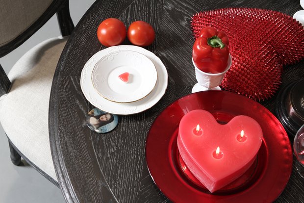 Фотография:  в стиле , Декор интерьера, DIY, Аксессуары, Декор, Мебель и свет, Советы, Красный, Розовый, Curations Limited, Татьяна Ефимчук, декор интерьера к 14 февраля, декор спальни ко Дню Святого Валентина, идеи декора ко Дню всех влюбленных, декор стола, декор спальни – фото на INMYROOM