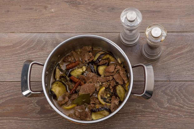 Фотография:  в стиле , Обед, Основное блюдо, Тушение, Мясо, Кулинарные рецепты, 45 минут, Европейская кухня – фото на INMYROOM