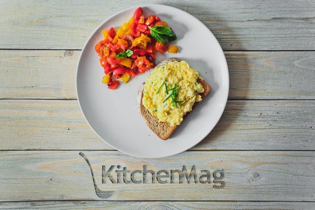 Фотография:  в стиле , Завтрак, Выпекание, Жарить, Кулинарные рецепты, Легкий завтрак, 45 минут, Завтраки, Готовит KitchenMag, Европейская кухня, Простые рецепты, Рецепты на 2015 год, Домашние рецепты, Пошаговые рецепты, Новые рецепты, Рецепты с фото, Как приготовить вкусно?, Средняя сложность, Яйца – фото на INMYROOM