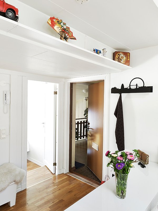 Фотография: Прихожая в стиле Скандинавский, Современный, Гостиная, Декор интерьера, Интерьер комнат, Цвет в интерьере, Белый, IKEA, Проект недели, Тема месяца, Мансарда – фото на INMYROOM