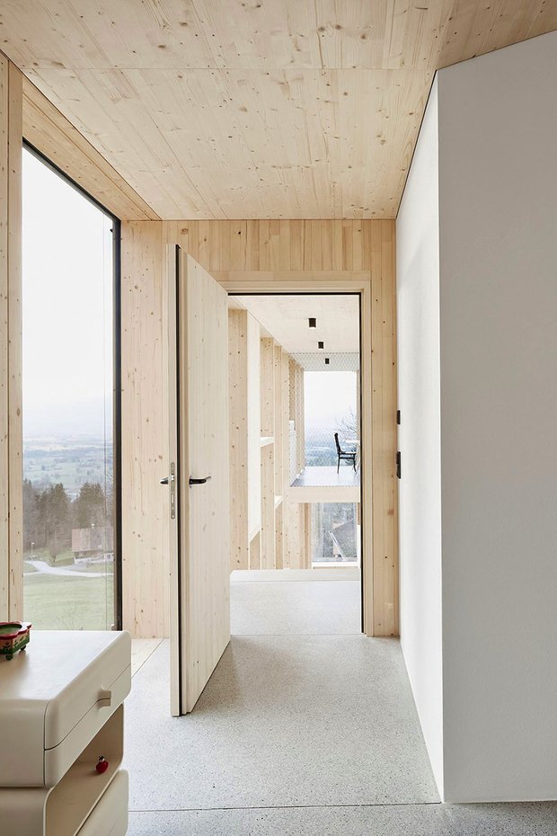 Фотография:  в стиле , Современный, Дом, Архитектура, Ландшафт, Планировки, Белый, Минимализм, Перепланировка, Черный, Бежевый, Синий, Серый, Эко, Дом и дача, Австрия, Форарльберг, Дорнбирн, Йохен Шпехт – фото на INMYROOM