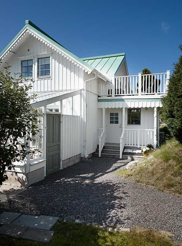 Фотография:  в стиле Прованс и Кантри, Классический, Скандинавский, Дом, Швеция, Белый, Дача, Бежевый, Дом и дача – фото на INMYROOM