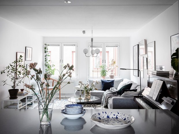 Фотография: Гостиная в стиле Скандинавский, Декор интерьера, Квартира, Планировки, Декор, Белый, Синий, Серый, Эко, 2 комнаты – фото на INMYROOM
