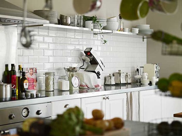 Фотография: Кухня и столовая в стиле Прованс и Кантри, Классический, Скандинавский, Дом, Швеция, Белый, Дача, Бежевый, Дом и дача – фото на INMYROOM