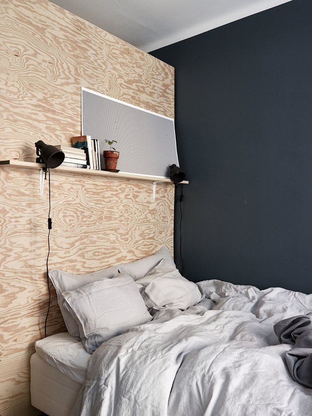 Фотография: Спальня в стиле Минимализм, Декор интерьера, Малогабаритная квартира, Квартира, Швеция, Стокгольм, дизайн-хаки, идеи для малогабаритки, 2 комнаты – фото на INMYROOM