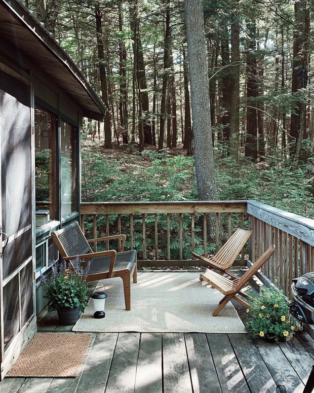 Открытая веранда — тихое место для чтения или отдыха. А иногда даже для принятия теплого летнего душа.