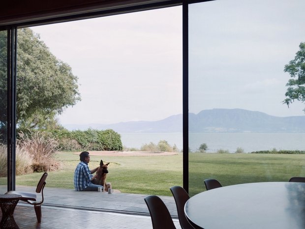 Фотография: Спальня в стиле Современный, Дом, Белый, Минимализм, Серый, Коричневый, Мексика, Дом и дача, земляной дом – фото на INMYROOM