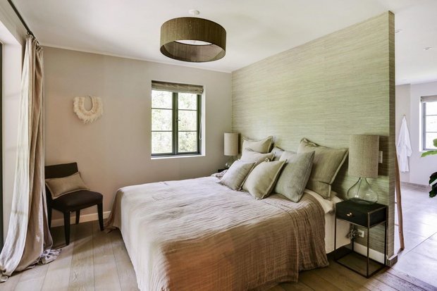 Фотография: Спальня в стиле Минимализм, Скандинавский, Современный, Дом, Белый, Серый, Коричневый, Дом и дача – фото на INMYROOM