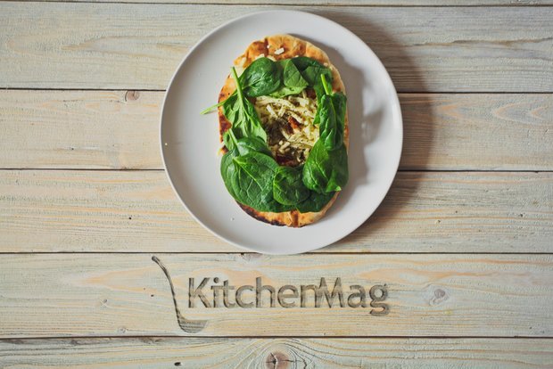 Фотография:  в стиле , Завтрак, Выпекание, Пицца, Средиземноморская кухня, Кулинарные рецепты, Легкий завтрак, 15 минут, Завтраки, Готовит KitchenMag, Вкусные рецепты, Простые рецепты, Домашние рецепты, Пошаговые рецепты, Новые рецепты, Рецепты с фото, Как приготовить пиццу?, Как приготовить быстро?, Как приготовить вкусно?, Просто, Яйца – фото на INMYROOM