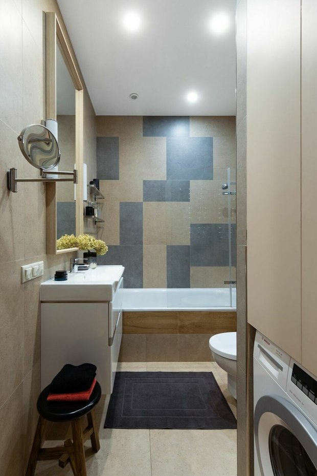 На стене за ванной — панно в стилистике всей квартиры. Сделано из керамогранита разных цветов.