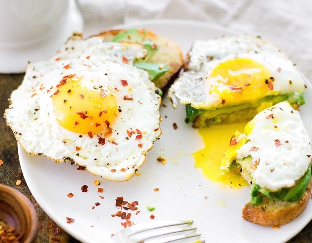Фотография:  в стиле , Завтрак, Здоровое питание, Жарить, Кулинарные рецепты, Легкий завтрак, 15 минут, Европейская кухня, Просто, Яйца, Авокадо – фото на INMYROOM