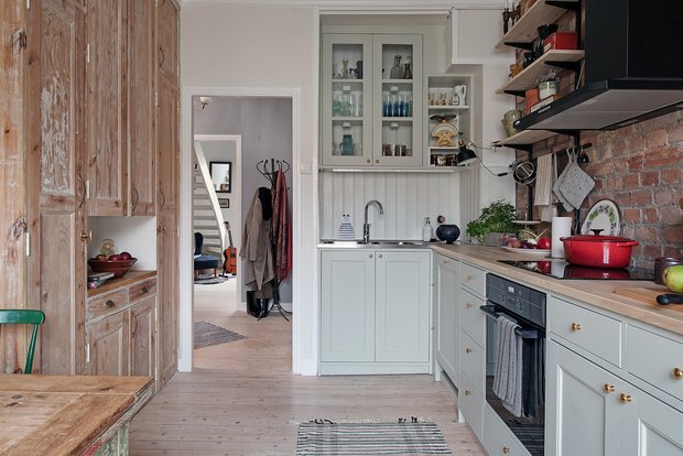 Фотография: Кухня и столовая в стиле Скандинавский, Декор интерьера, Квартира, Швеция, Гетеборг, скандинавский интерьер, Отделка стен, интерьер с кирпичной кладкой, 2 комнаты, 60-90 метров – фото на INMYROOM