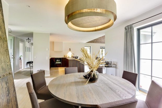 Фотография: Кухня и столовая в стиле Минимализм, Скандинавский, Современный, Дом, Белый, Серый, Коричневый, Дом и дача – фото на INMYROOM