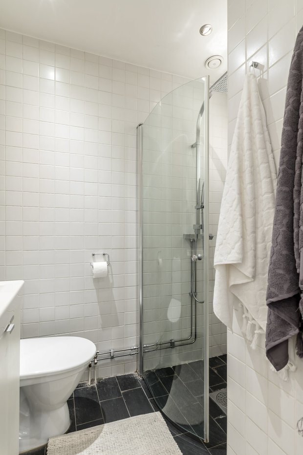 Фотография: Ванная в стиле Современный, Скандинавский, Декор интерьера, Квартира, Швеция, Белый, Серый, 2 комнаты, 60-90 метров – фото на INMYROOM