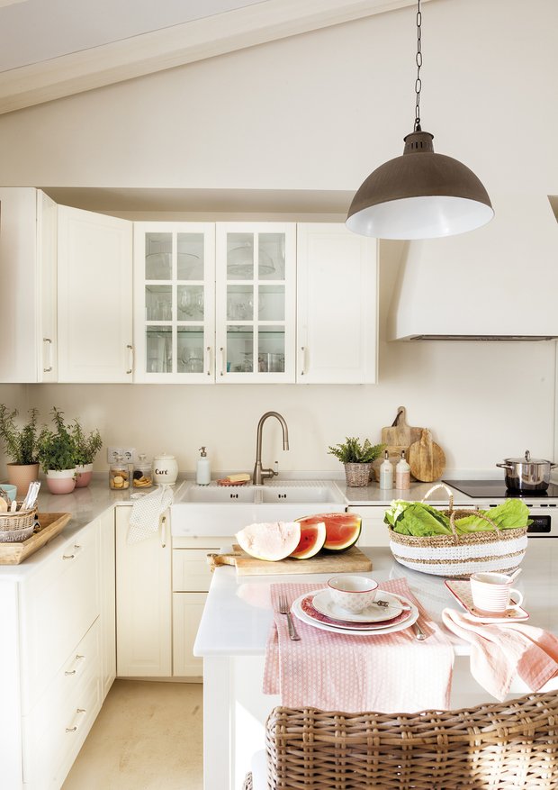 Фотография: Кухня и столовая в стиле Прованс и Кантри, Современный, Декор интерьера, Дом, Италия, Декор, Терраса, Белый, Зеленый, Розовый – фото на INMYROOM