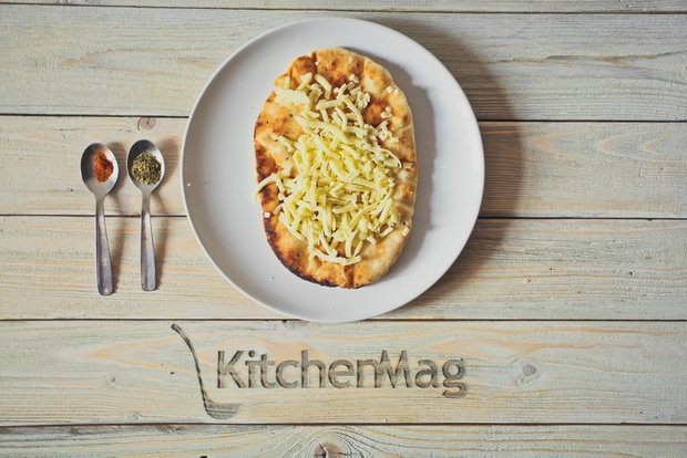 Фотография:  в стиле , Завтрак, Выпекание, Пицца, Средиземноморская кухня, Кулинарные рецепты, Легкий завтрак, 15 минут, Завтраки, Готовит KitchenMag, Вкусные рецепты, Простые рецепты, Домашние рецепты, Пошаговые рецепты, Новые рецепты, Рецепты с фото, Как приготовить пиццу?, Как приготовить быстро?, Как приготовить вкусно?, Просто, Яйца – фото на INMYROOM