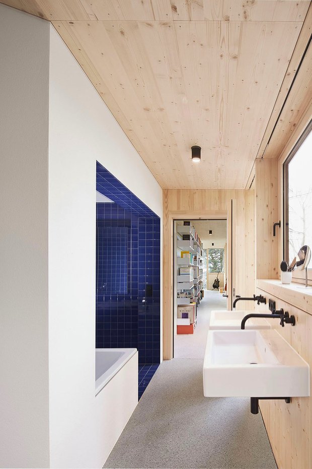 Фотография: Ванная в стиле Эко, Современный, Дом, Архитектура, Ландшафт, Планировки, Белый, Минимализм, Перепланировка, Черный, Бежевый, Синий, Серый, Дом и дача, Австрия, Форарльберг, Дорнбирн, Йохен Шпехт – фото на INMYROOM
