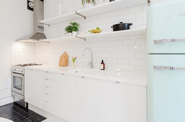 Фотография: Кухня и столовая в стиле Прованс и Кантри, Скандинавский, Малогабаритная квартира, Квартира, Цвет в интерьере, Дома и квартиры, Белый – фото на INMYROOM