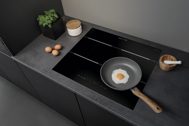 Фотография:  в стиле , Кухня и столовая, Gorenje, Советы, Черный, Марина Саркисян, за и против, Илья Гульянц, Руслан Просвирин, как оформить темную кухню, темная кухня – фото на INMYROOM