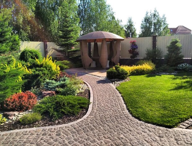 Вдоль дорожек можно высадить красивые клумбы. Дизайн: «Ареалэнд»