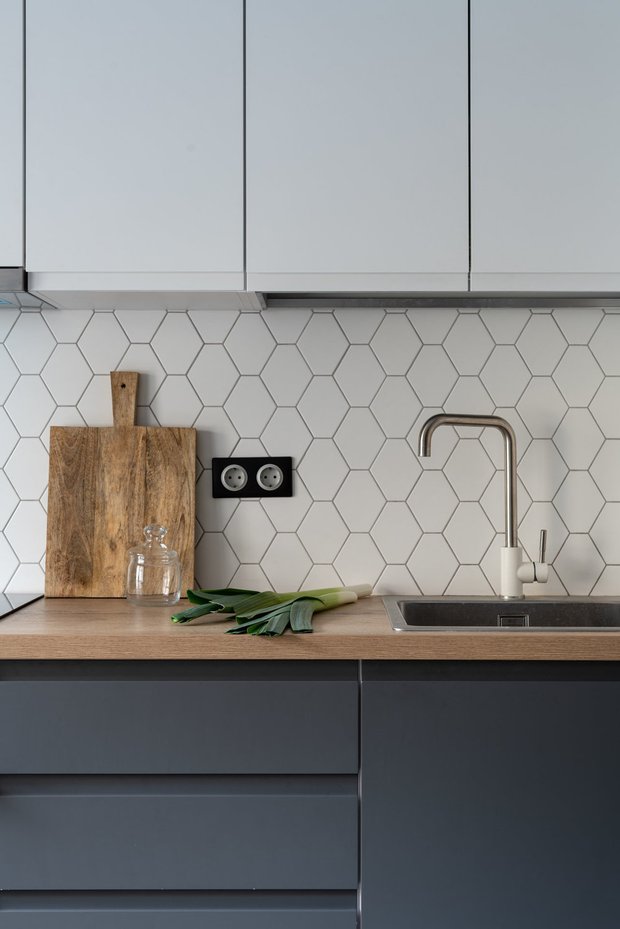 Фотография: Кухня и столовая в стиле Современный, Прихожая, Кухонный фартук, Гид, обновить кухонный фартук, как оформить кухонный фартук, Анастасия Ковальчук, Анна Моджаро, Катя Чистова, Андрей Баринов, Виктория Скоробогатько, Quadrum, Pallage Studio, Ирина Ежова, Лина Савина – фото на INMYROOM