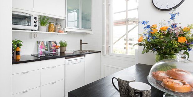 Фотография: Кухня и столовая в стиле Скандинавский, Современный, Малогабаритная квартира, Квартира, Мебель и свет, Белый, Черный – фото на INMYROOM